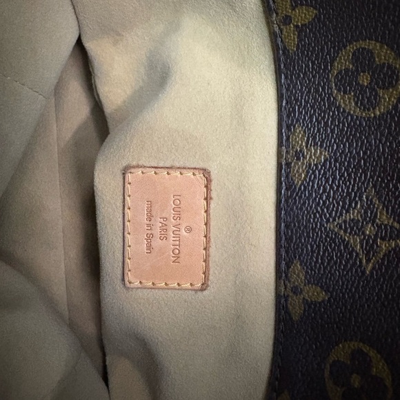 Great Condition Louis Vuitton Artsy MM Monogram with LV charm attachment! - Picture 5 of 7